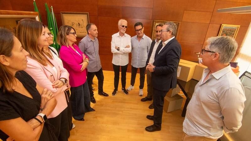 Acto de entrega del material escolar del Rotary Club de Benidorm en el despacho de Alcaldía